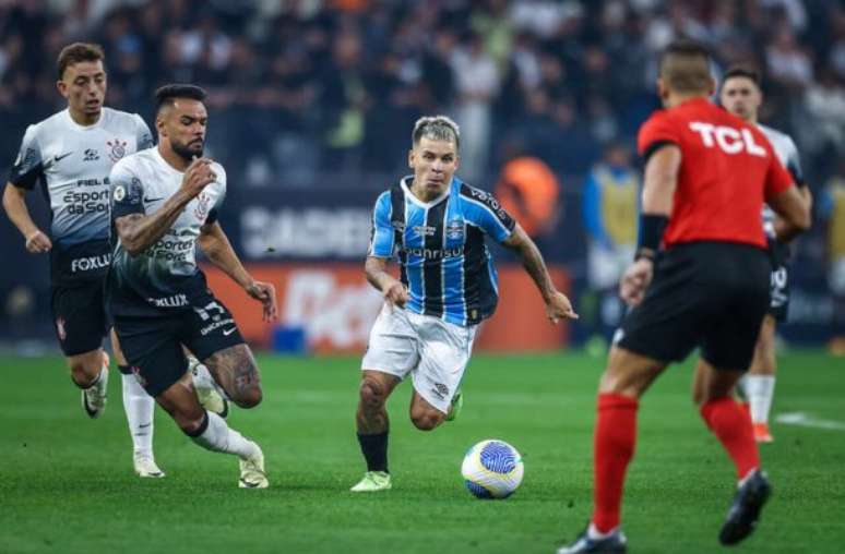 Soteldo em ação pelo Grêmio na partida diante do Corinthians pelo Campeonato Brasileiro –