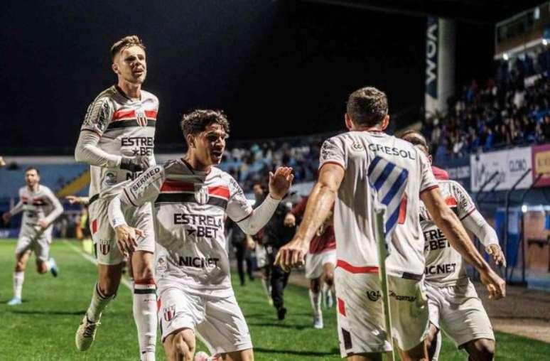 Jogadores do Botafogo-SP comemoram gol de empate aos 52 minutos –