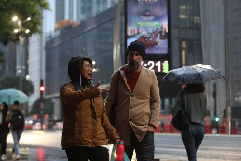 Movimentação na Avenida Paulista em dia de baixas temperaturas e chuva.