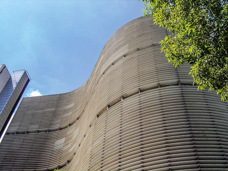 O sinuoso Copan, na Avenida Ipiranga, quebra os ângulos retos dos demais edifícios do centro de São Paulo