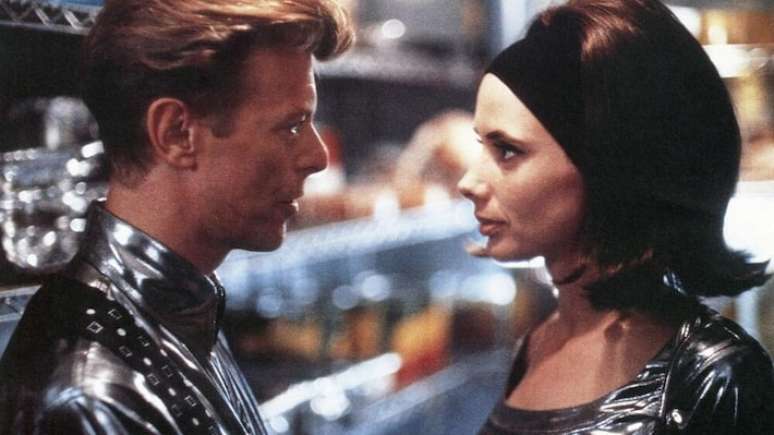 David Bowie em cena no filme 'Romance Por Interesse'