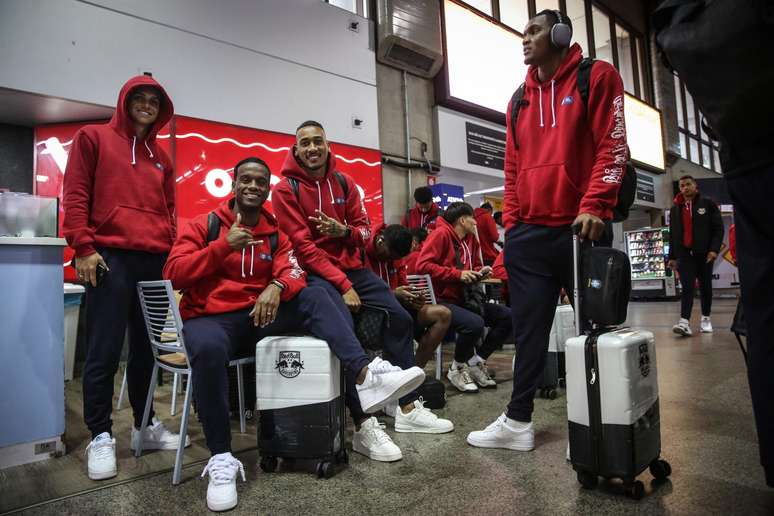 Elenco do Red Bull Bragantino embarcando para Curitiba. 