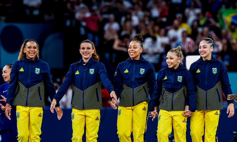 Lorrane (no centro) com suas colegas de seleção brasileira no pódio em Paris (