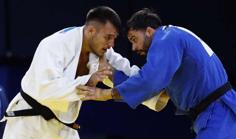 Rafael Macedo em ação contra romeno Alex Cret