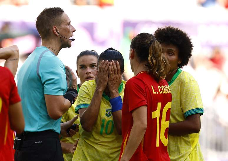 Marta é expulsa em lance perigoso e deixa campo chorando nos Jogos de Paris