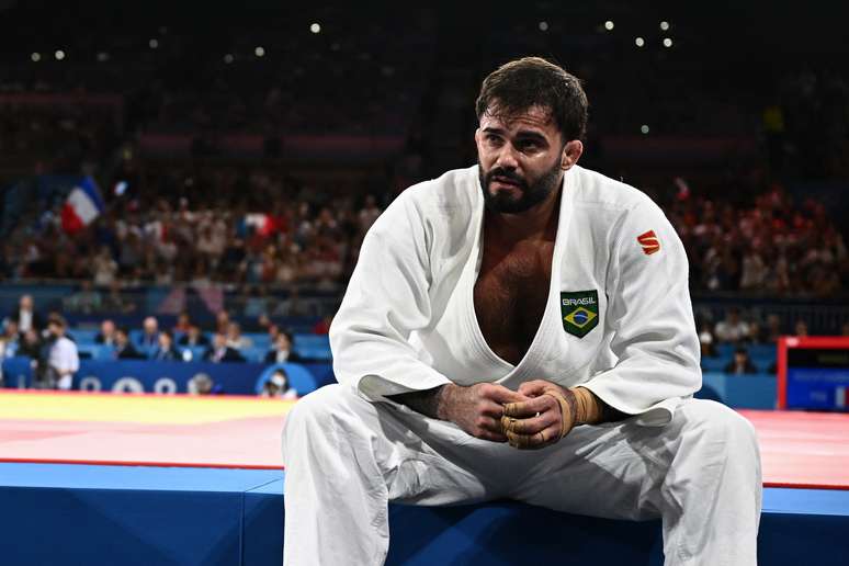 Arena Champ de Mars, Paris, França - 31 de julho de 2024. Rafael Macedo do Brasil reage após perder luta contra Maxime-Gael Ngayap Hambou da França