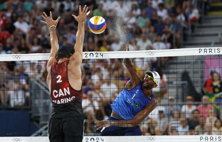 Evandro e Arthur não reconhecem canadenses e seguem 100% no vôlei de praia 