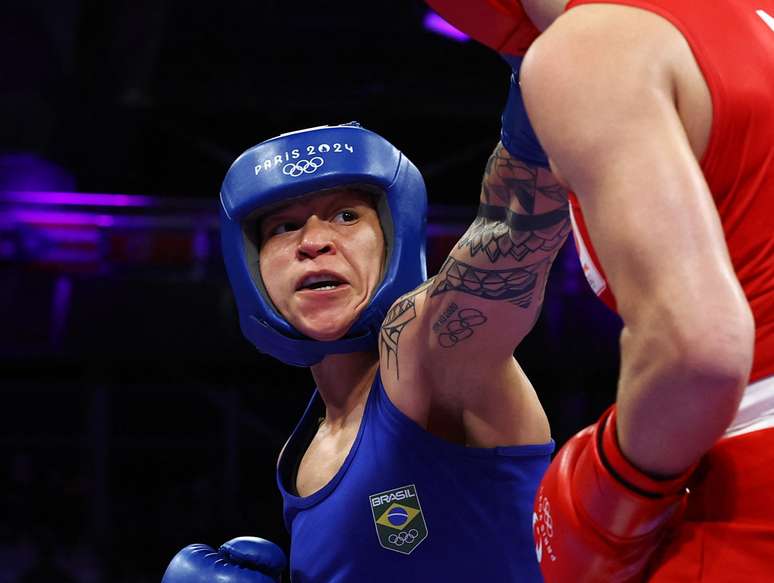 Bia Ferreira atropela holandesa e avança à semi no boxe feminino