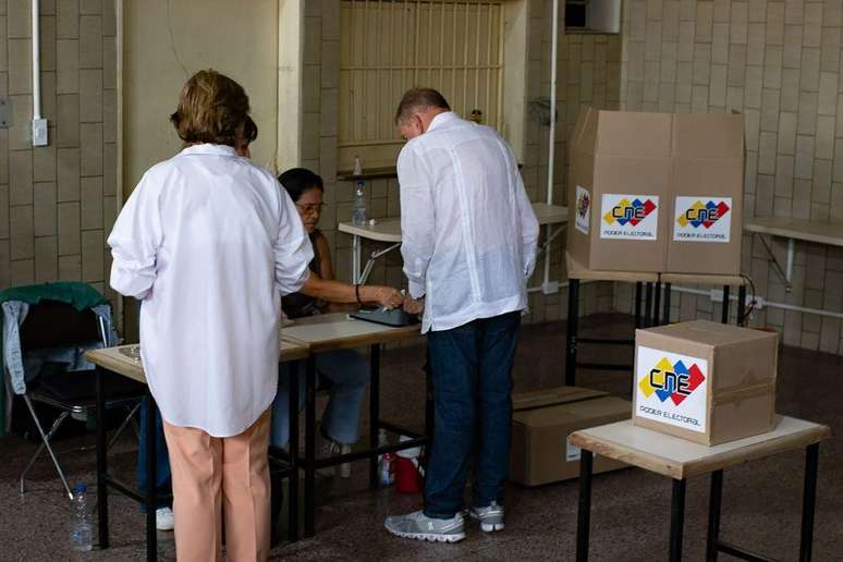 Edmundo González, candidato da oposição, votando na Venezuela