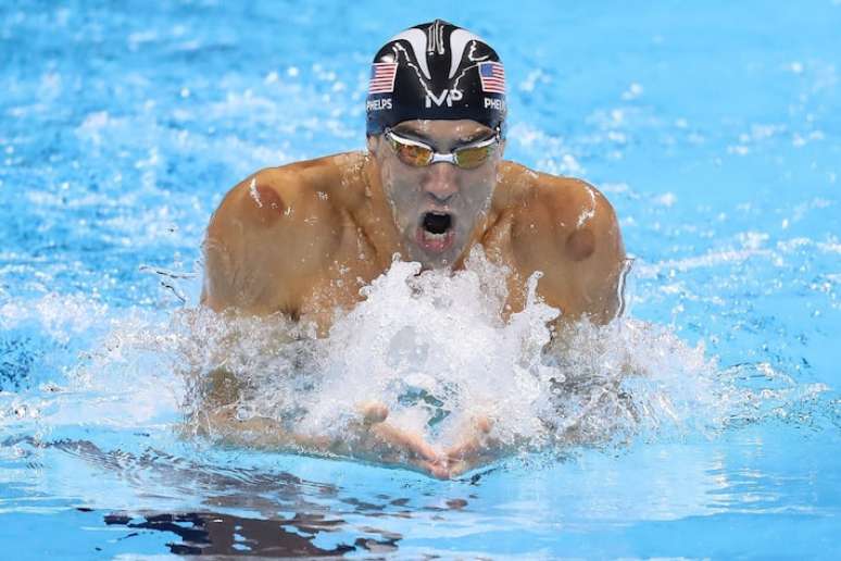 Michael Phelps dá aulas de natação para Snoop Dog em Paris