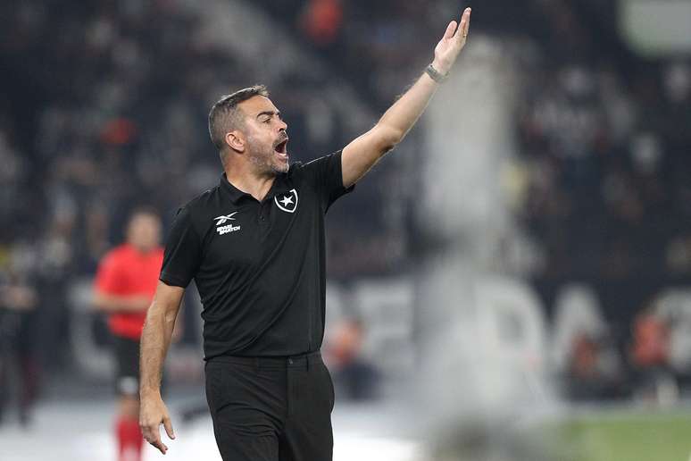 Artur Jorge na partida contra o Cruzeiro. 