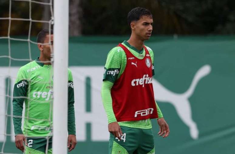 Vitor Reis vê jogo com sentimento diferente diante do Flamengo