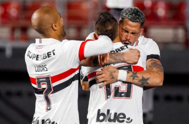 Luciano (mais à direita, de frente) é celebrado após fazer o primeiro gol do São Paulo sobre o Goiás