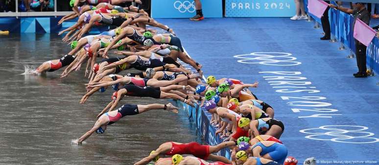 Triatletas enfrentaram as águas do Sena na primeira competição dos Jogos Olímpicos realizada dentro do rio