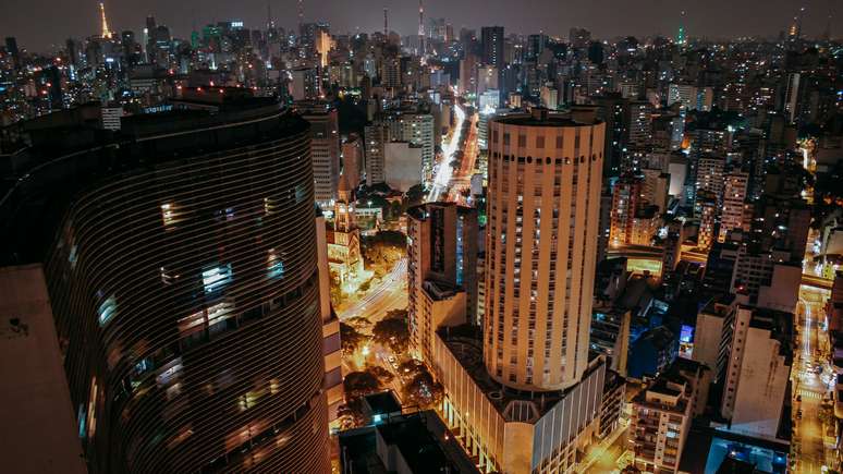 Curvas do Copan são um respiro em meio ao horizonte retilíneo da Pauliceia. Em frente, o antigo hotel Hilton é outra ousadia por seu formato redondo