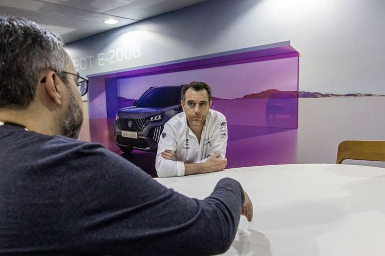 O autor em conversa com Olivier Jansonnie no HC da Peugeot em Interlagos