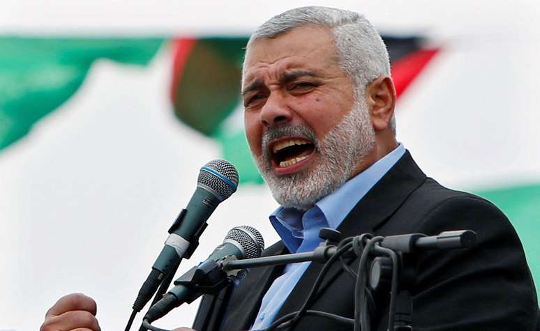 Em foto de arquivo, Haniyeh fala a seus apoiadores durante um comício do Hamas