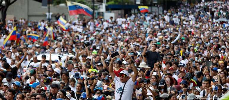 Em Caracas, milhares de venezuelanos mostram apoio aos líderes da oposição Maria Corina Machado e Edmundo González Urrutia