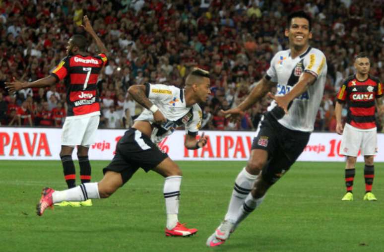 Rafael Silva celebra gol pelo Vasco em cima do Flamengo Copa do Brasil 2015 –