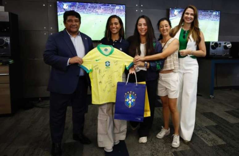 Rayssa Leal visita Seleção feminina em Paris –