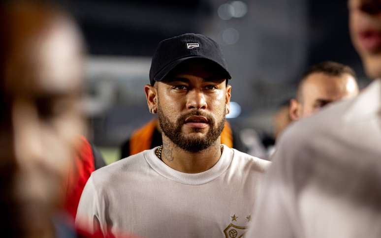 Neymar visitando a Vila Belmiro, em Santos