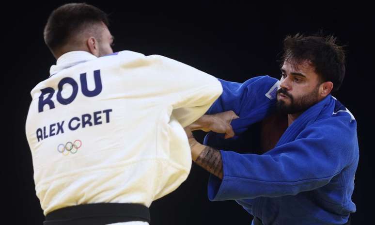 Rafael Macedo e Alex Cret nas oitavas de final do peso-médio em Paris-2024 (Luiza Moraes/COB)