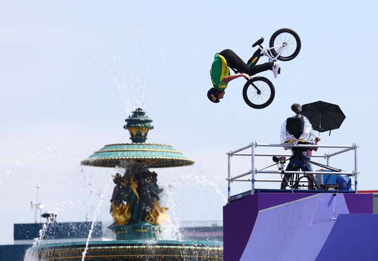 Gustavo Bala Loka em ação na final do BMX freestyle