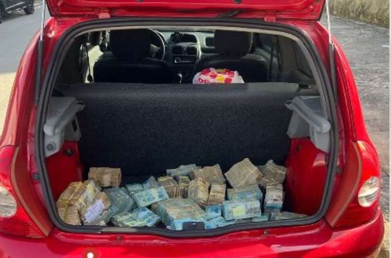 Grande quantia de dinheiro foi apreendida dentro de porta-malas de carro