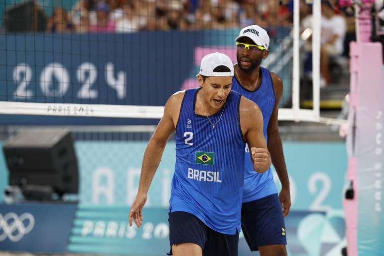 vandro e Arthur vencem primeiro set contra dupla canadense em Paris