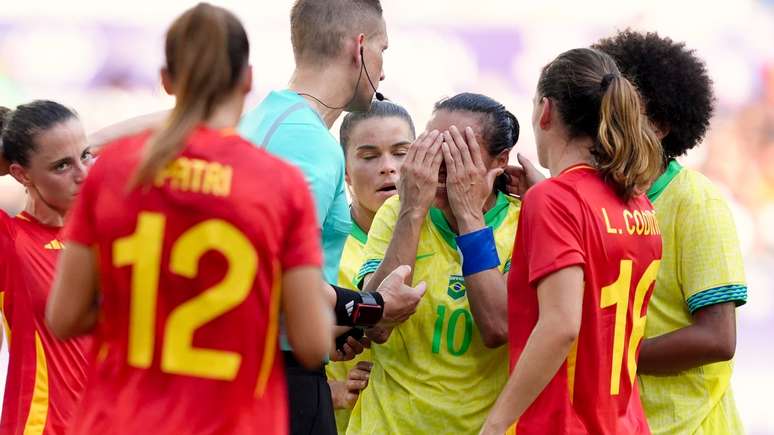 Marta chora após expulsão diante da Espanha