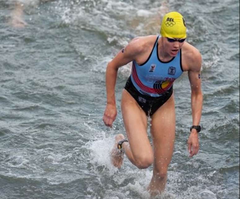 Triatleta belga Jolien Vermeylen deixa o Rio Sena durante prova de triatlon