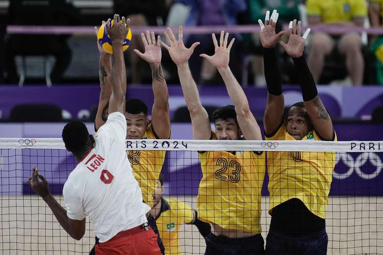 Seleção Brasileira masculina de vôlei tentou bloquear o ataque da Polônia nos Jogos de Paris 