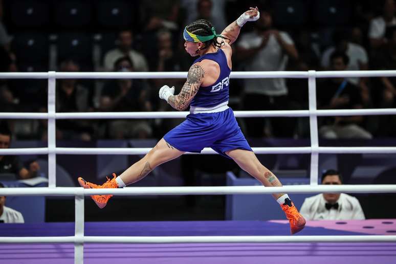 Beatriz Ferreira 'marreta' holandesa e avança às semis do boxe, com medalha garantida nos Jogos de Paris