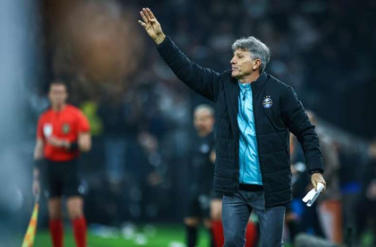 Renato Gaúcho dá orientações ao time do Grêmio durante jogo com o Corinthians pela Copa do Brasil –