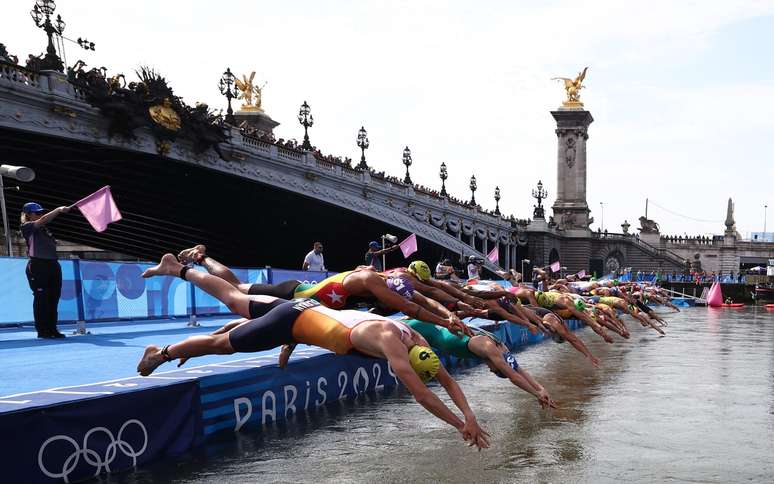 Trecho da natação das provas de triatlo ocorreu no Rio Sena