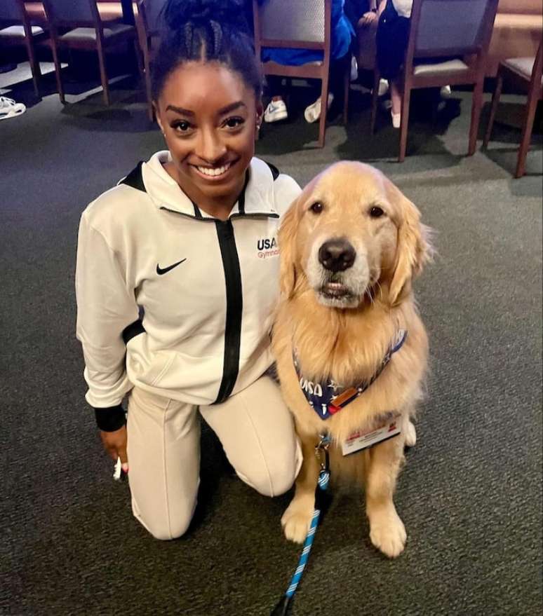 Beacon, o golden retriever usado por Biles e ginastas americanas para ajudar a lidar com a ansiedade.