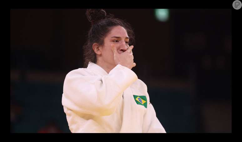 Mayra Aguiar emocionouo público ao pedir abraço para repórter após derrota nas Olimpíadas de Paris 2024.