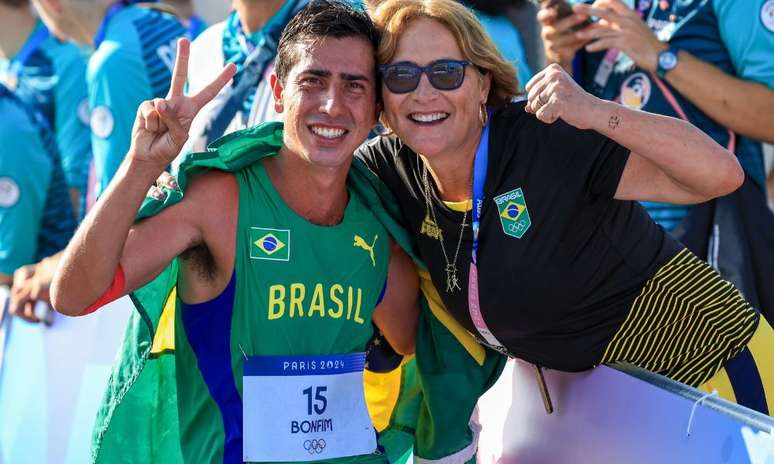 Caio bonfim posa ao lado da mãe Gianetti Sena após conquistar a medalha de prata na marcha atlética dos Jogos Olímpicos de Paris-2024