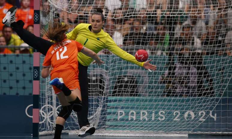 Seleção brasileira de handebol contra a Holanda.