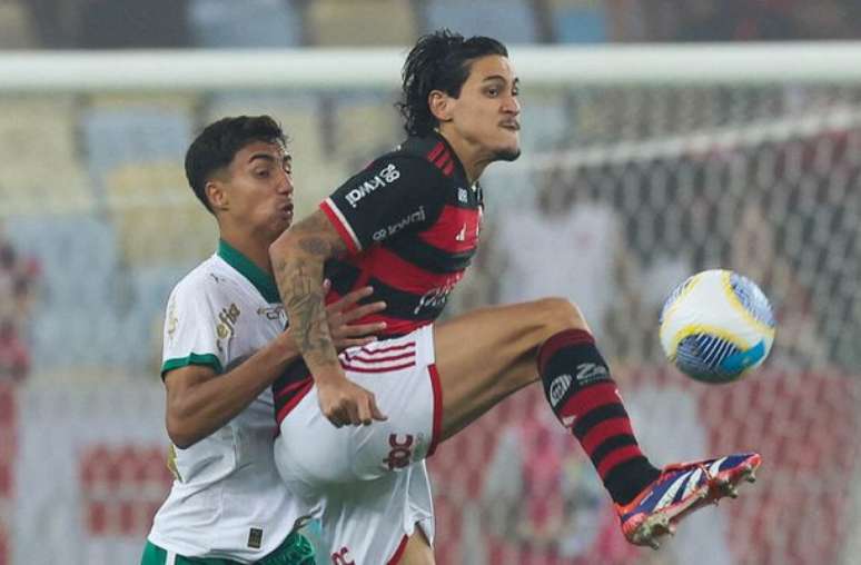 O zagueiro Vitor Reis, do Palmeiras, tenta evitar a investida de Pedro. Mas não teve jeito: goleador fez um gol e ajudou o Flamengo a vencer no Maracanã