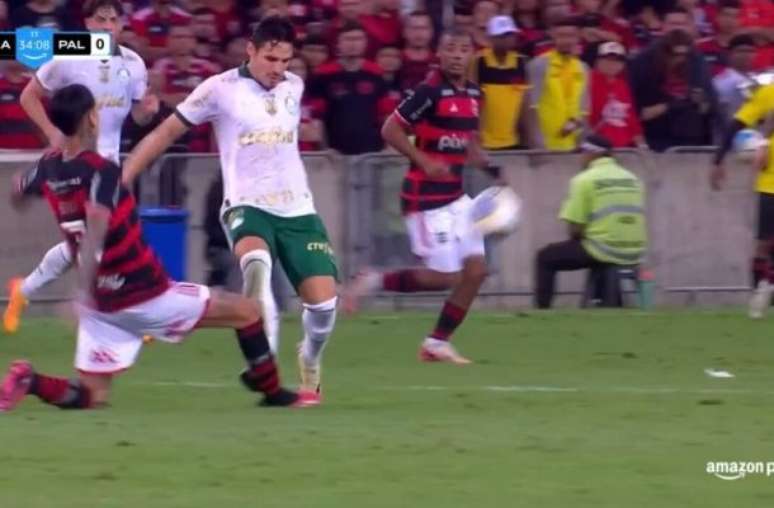 Erick Pulgar sofre entrada de Raphael Veiga em vitória do Flamengo, no Maracanã –