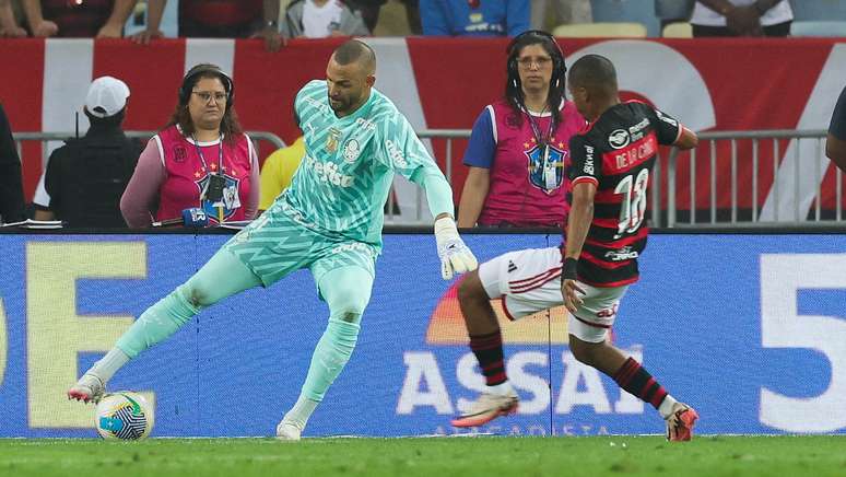 Goleiro Weverton durante partida contra o Flamengo. 