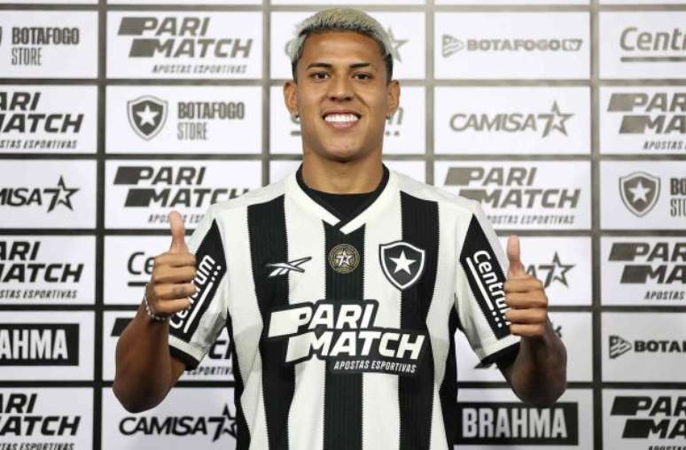 Matheus Martins é apresentado pelo Botafogo