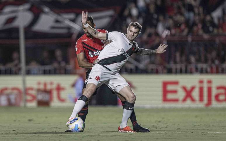 Vegetti sofreu entrada dura de Maguinho no fim do jogo contra o Atlético-GO pela Copa do Brasil