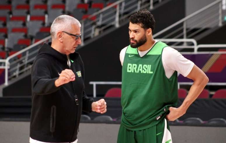 Petrovic conversa com jogador da seleção brasileira de basquete