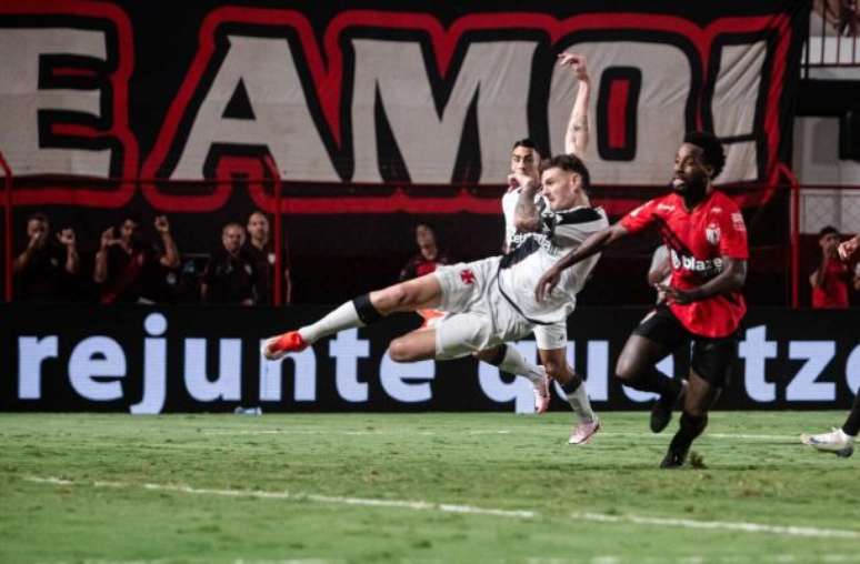 Vegetti marca no fim para o Vasco –