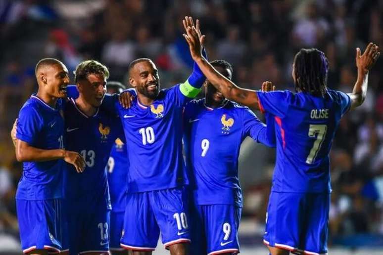 Jogadores da França comemoram vitória nos Jogos Olímpicos de Paris –