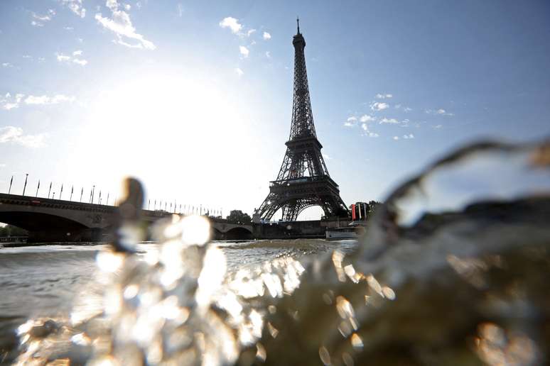 Visão da Torre Eiffel pelo rio Sena