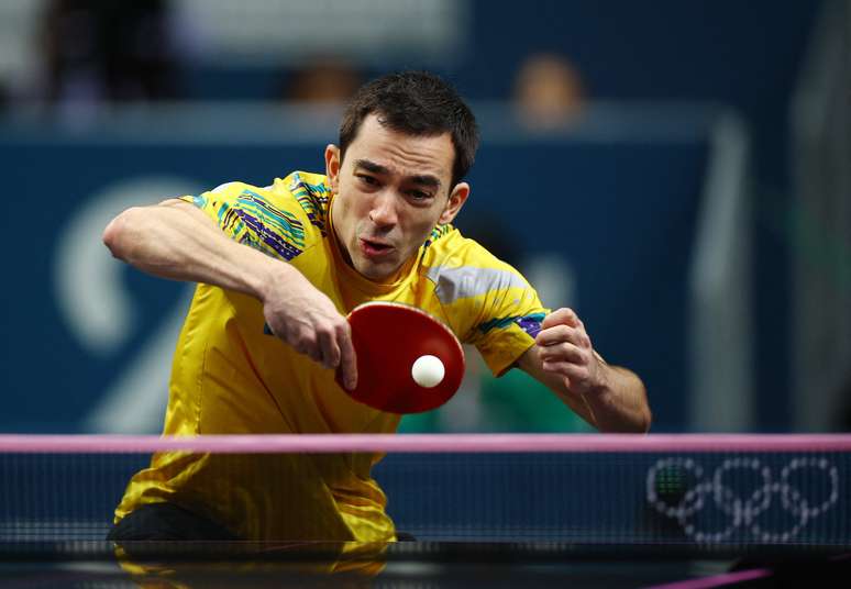 Hugo Calderano em ação nas quartas de final do tênis de mesa