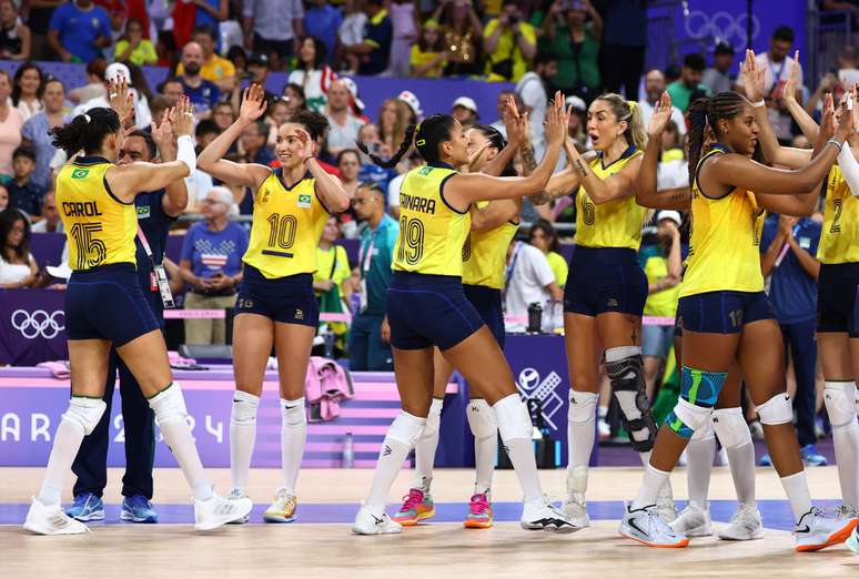 Jogadoras celebram vitória no vôlei feminino 